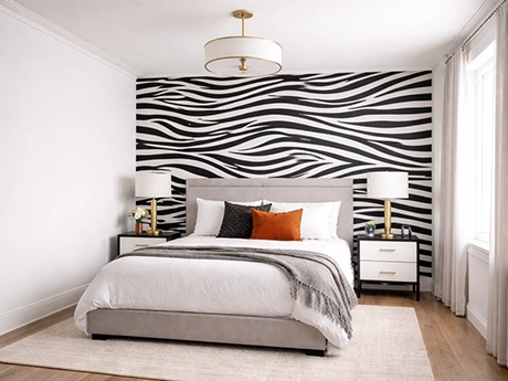 Стена под зебру в белой спальне
