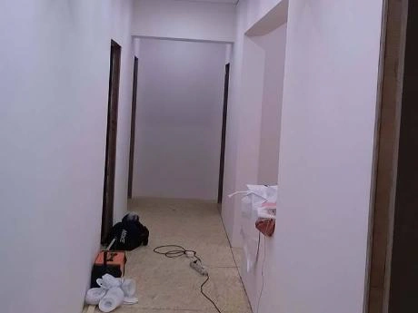 Как декорировать две балки по потолку?