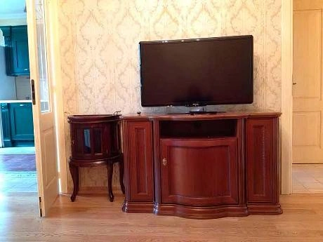 Как уравновесить асимметрию в интерьере гостиной?
