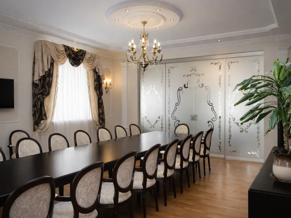 Высокие эксклюзивные двери в дизайне интерьера Высокие эксклюзивные двери в дизайне интерьера