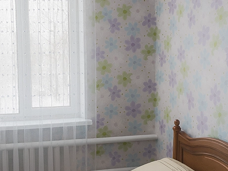 Подбор штор и покрывала к цветочным обоям