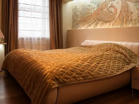 Интерьер спальни в стиле минимализм с барельефом