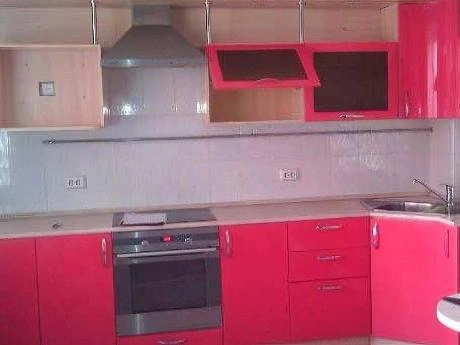 К яркому кухонному гарнитуру какого цвета подобрать столешницу?