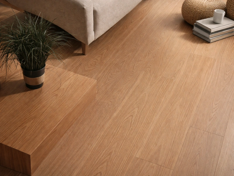 Светлый керамический паркет с текстурой дерева