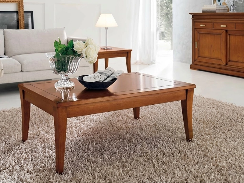 Просторная гостиная с бежевым диваном, темным столом и красными акцентами