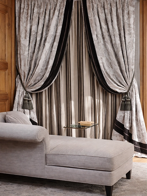 Портьерная ткань коричневого цвета с крупным светлым орнаментом