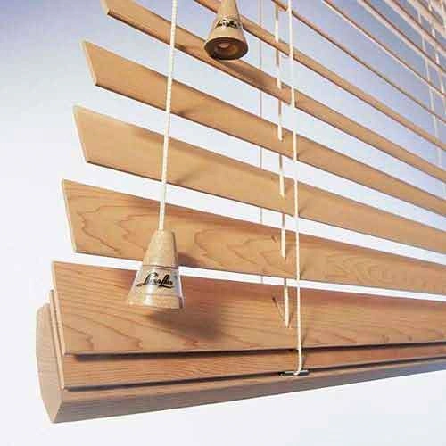 Где установить камин в гостиной с двумя окнами и какие подобрать портьеры?