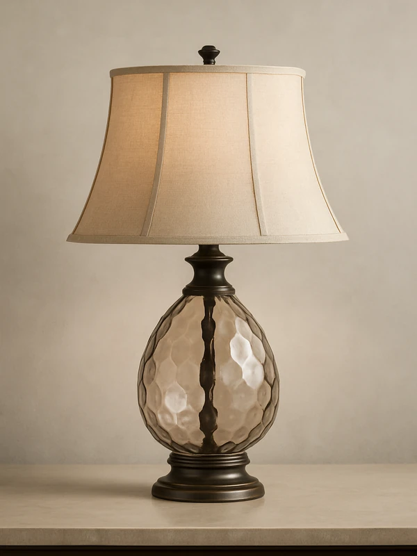 Настольная лампа с декоративным абажуром на ножке стоящая на поверхности комода в интерьере