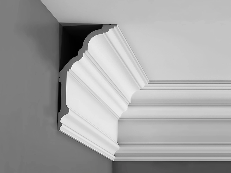 Гладкий белый потолочный карниз вогнутой формы без декоративного орнамента