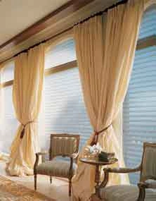 Где установить камин в гостиной с двумя окнами и какие подобрать портьеры?