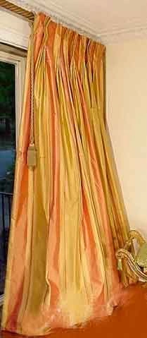 Где установить камин в гостиной с двумя окнами и какие подобрать портьеры?