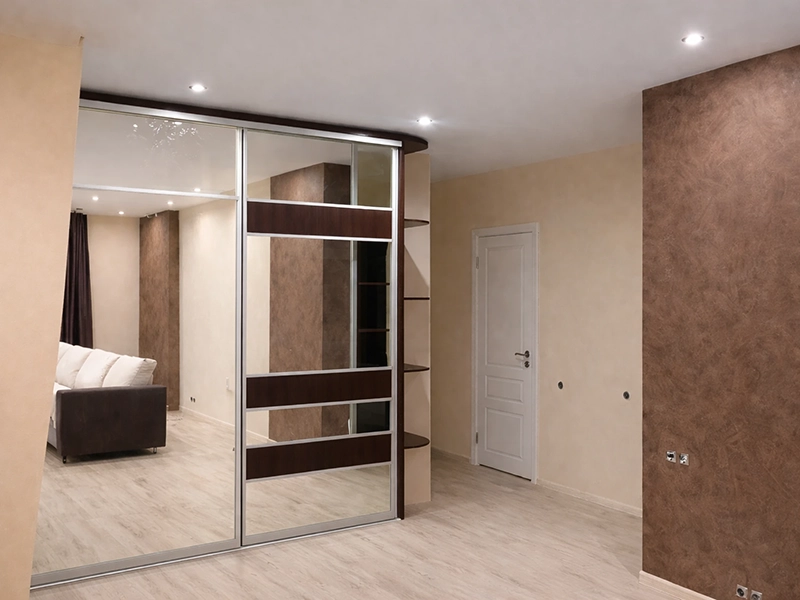 Зона ТВ с подвесной тумбой и темными колоннами