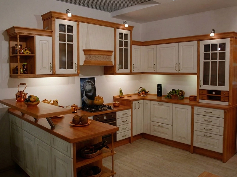 Угловой кухонный гарнитур с пониженным шкафом мойки и стандартной высотой соседних модулей