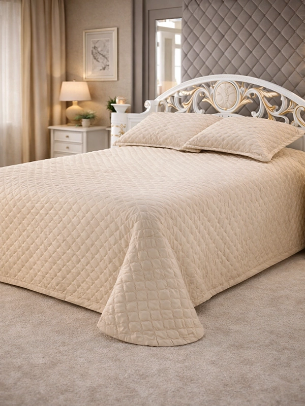 Кровать со светлым однотонным покрывалом и прострочкой