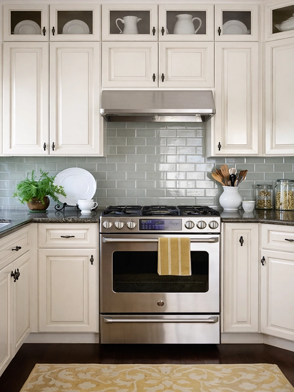 Крупноформатная плитка с текстурой темного мрамора