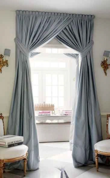 Где установить камин в гостиной с двумя окнами и какие подобрать портьеры?