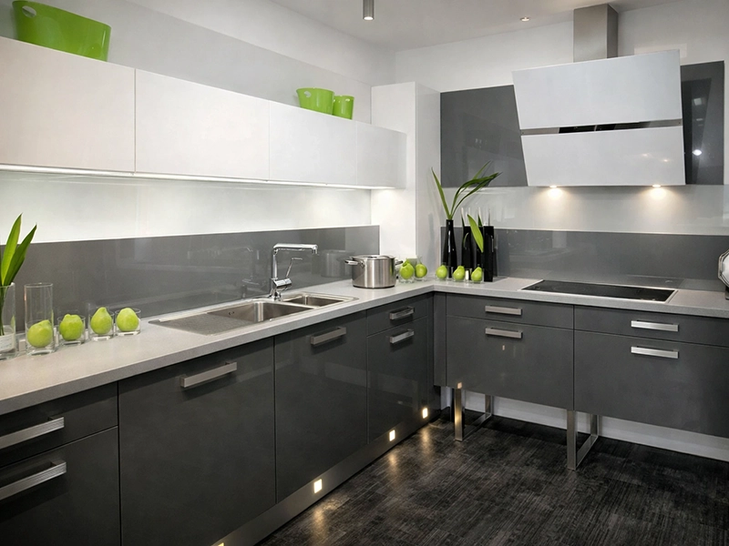 Фрагмент стены оливкового цвета с декоративным элементом