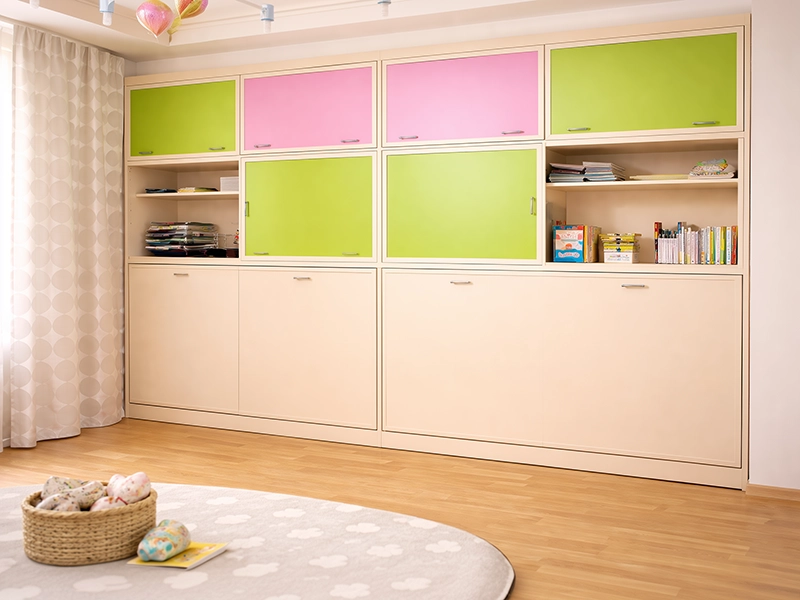 Встроенная откидная кровать-трансформер в шкафу для экономии места в детской комнате троих детей