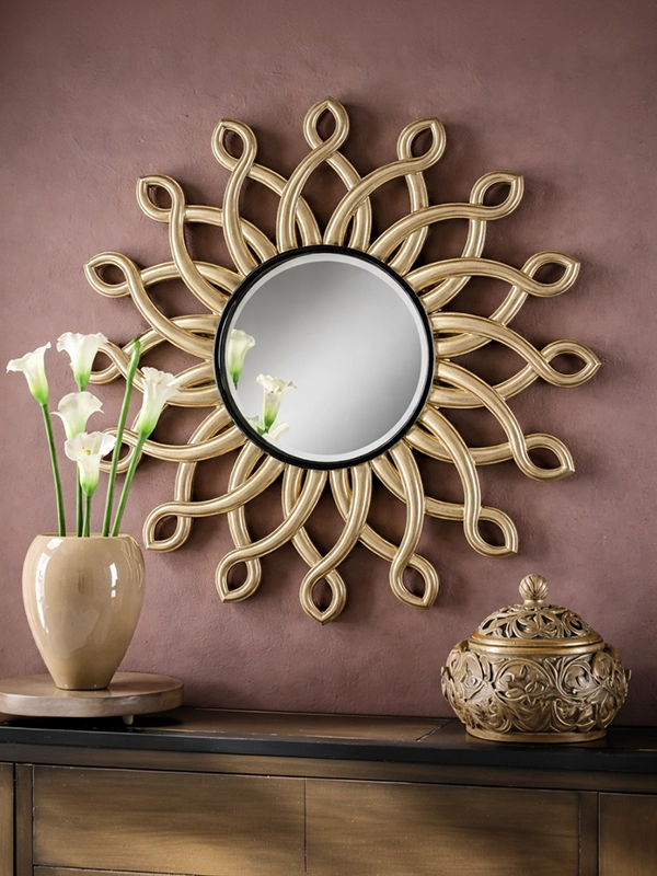 Круглое декоративное зеркало в широкой раме на темной окрашенной стене в обеденной зоне.