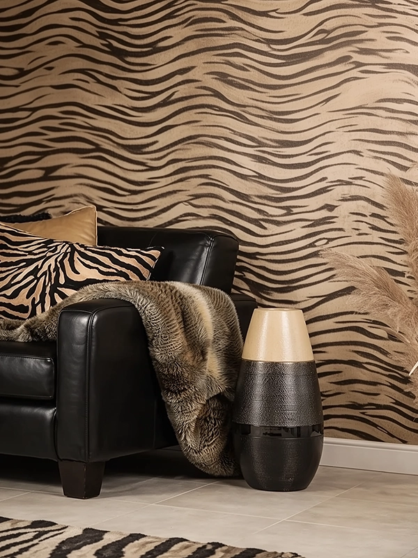 Образец обоев песочного цвета с мелкой фактурой