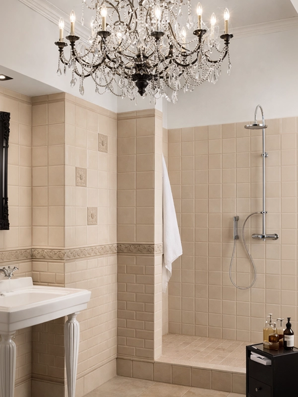 Фрагмент стены в ванной с розовой плиткой кабанчик и окрашенной поверхностью