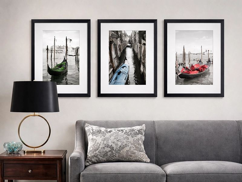 Бирюзовые однотонные обои на стене в светлом интерьере