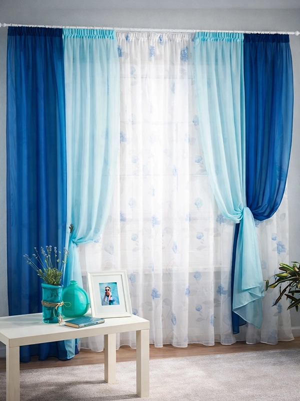 Синие портьеры с ламбрекеном в дизайне интерьера кухни