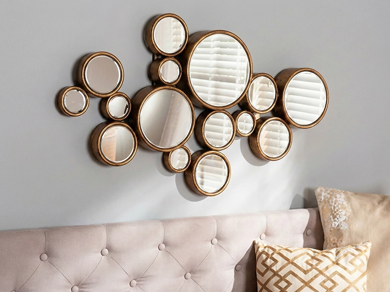 Эскиз комнаты с плотными шторами и декором стен