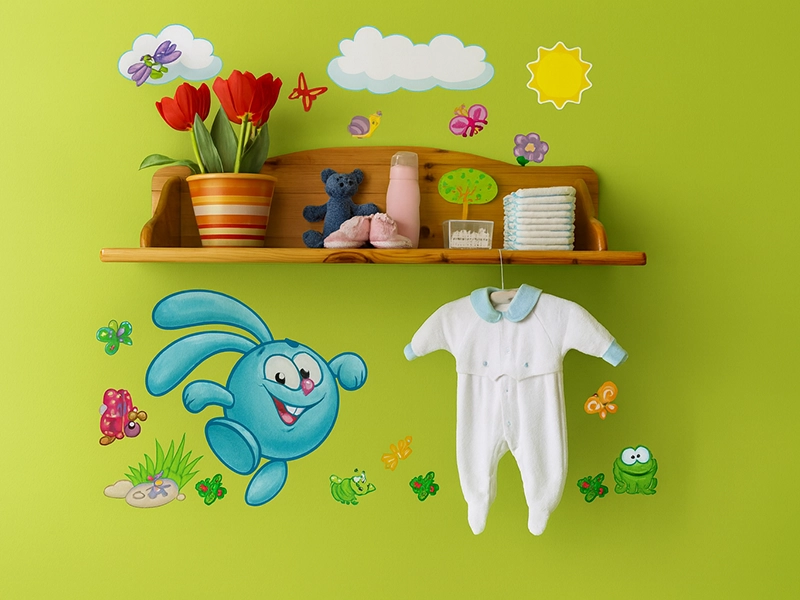 Детская комната с потолочной люстрой и бра