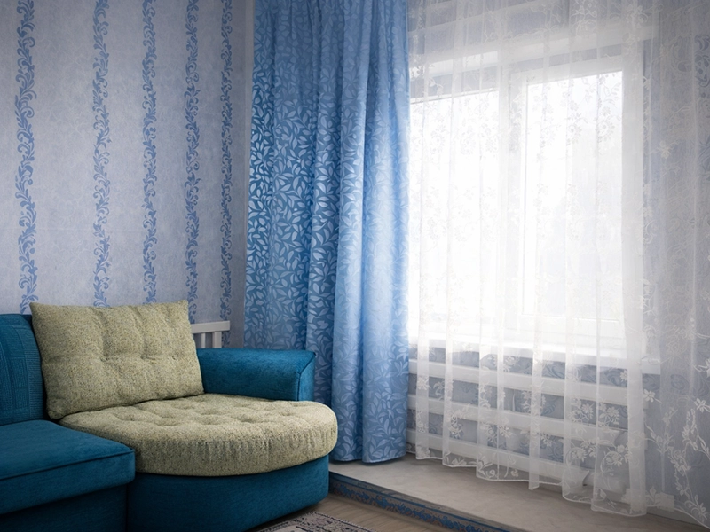 Светлая подушка для дивана