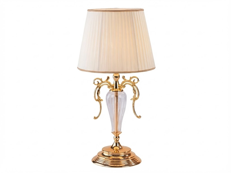 Настольная лампа с классическим светлым абажуром на деревянном столике