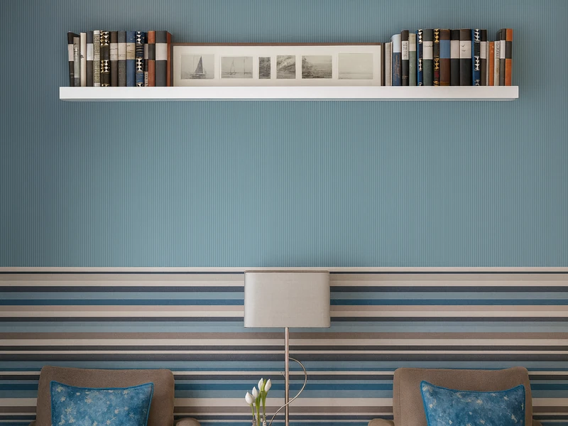 Деревянные полки на стене с расставленными книгами и декором в интерьере над зоной отдыха