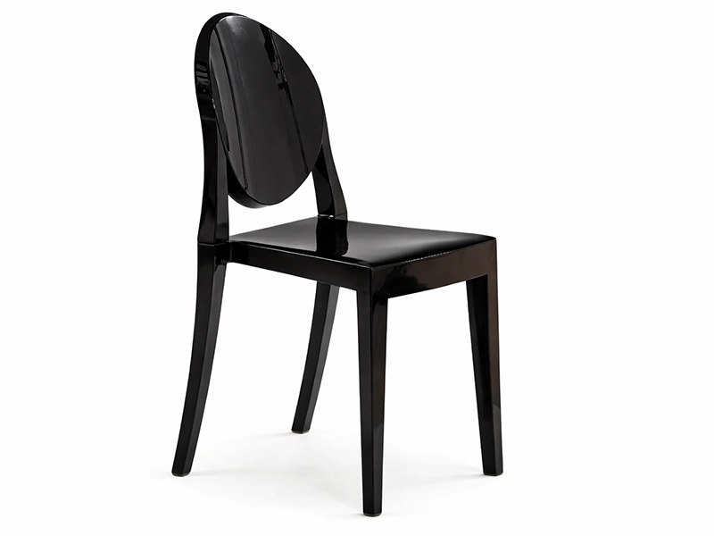 Черная люстра и стулья в обеденной зоне