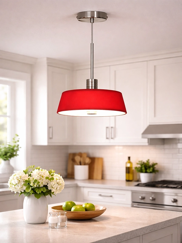 Белая люстра сложной геометрической формы на подвесе