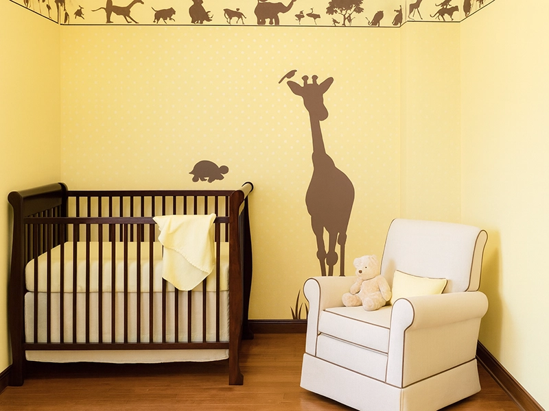 Детская комната с настенным панно за кроватью