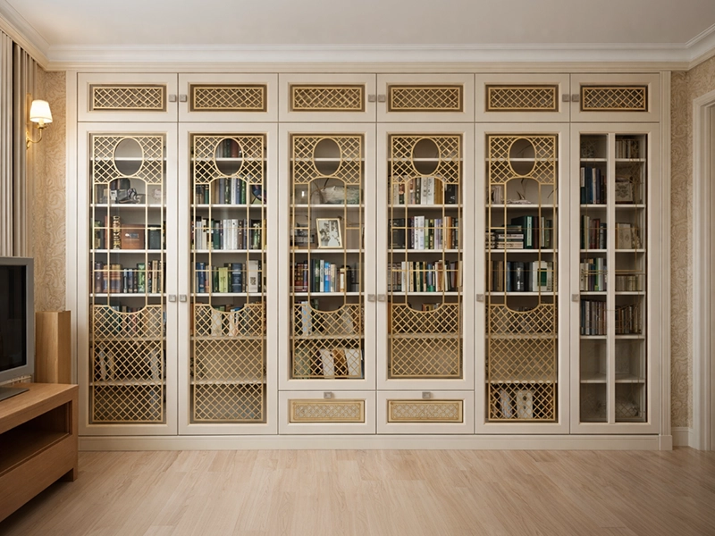 Книжный шкаф с вертикальной композицией в гостиной