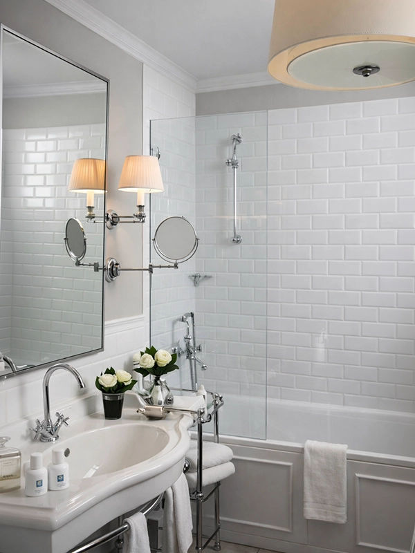 Интерьер ванной комнаты с белой плиткой внизу и мятной штукатуркой вверху