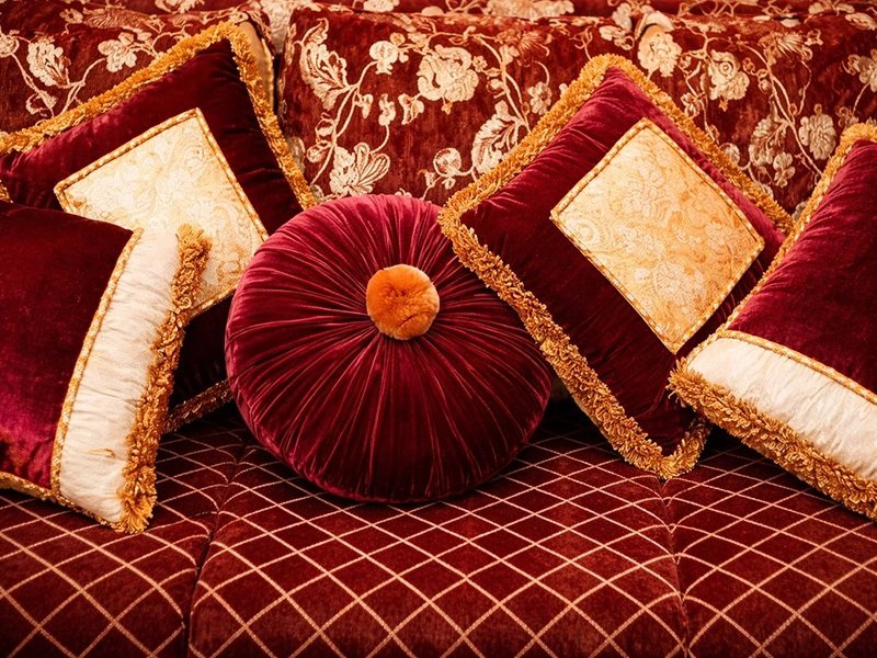 Пример сочетания бордового бархата и золотого орнамента