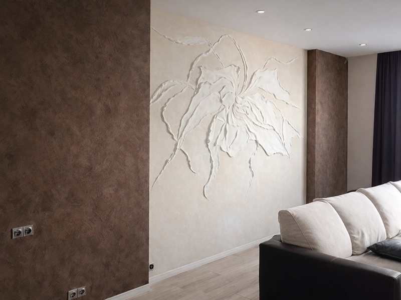 Темные декоративные колонны в светлом интерьере гостиной