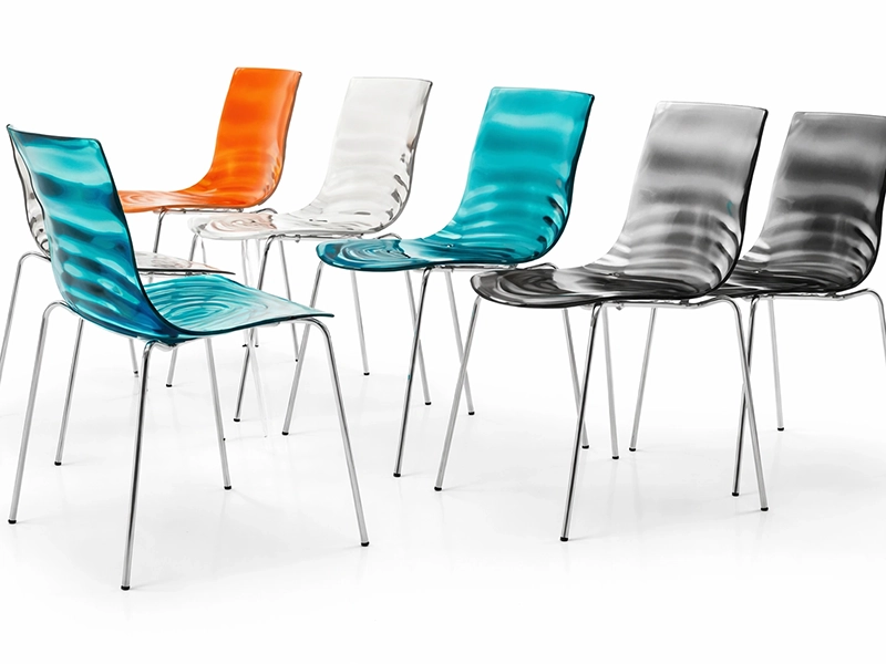 Яркие разноцветные стулья в интерьере кухни