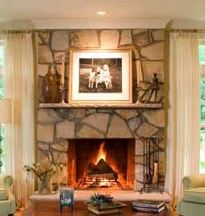 Где установить камин в гостиной с двумя окнами и какие подобрать портьеры?