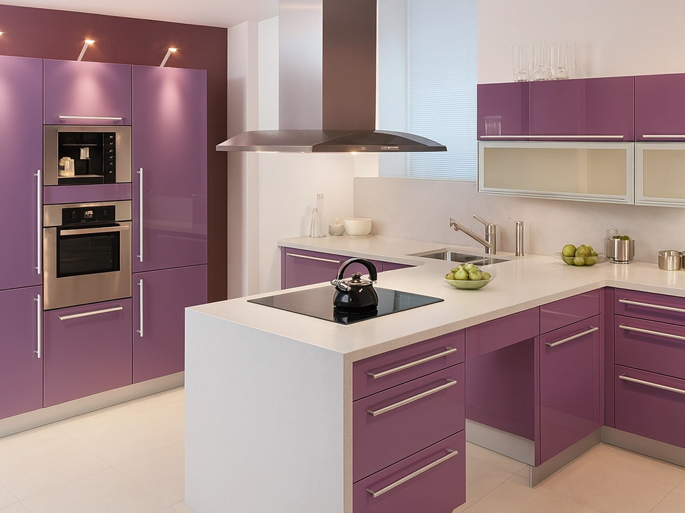 Светлый диван с лиловыми подушками, журнальный стол, стена с фиолетовыми узорами и светлый ковер