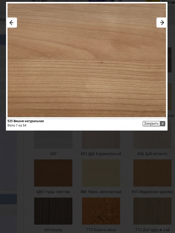 Белый глянцевый кухонный гарнитур со столешницей под дерево