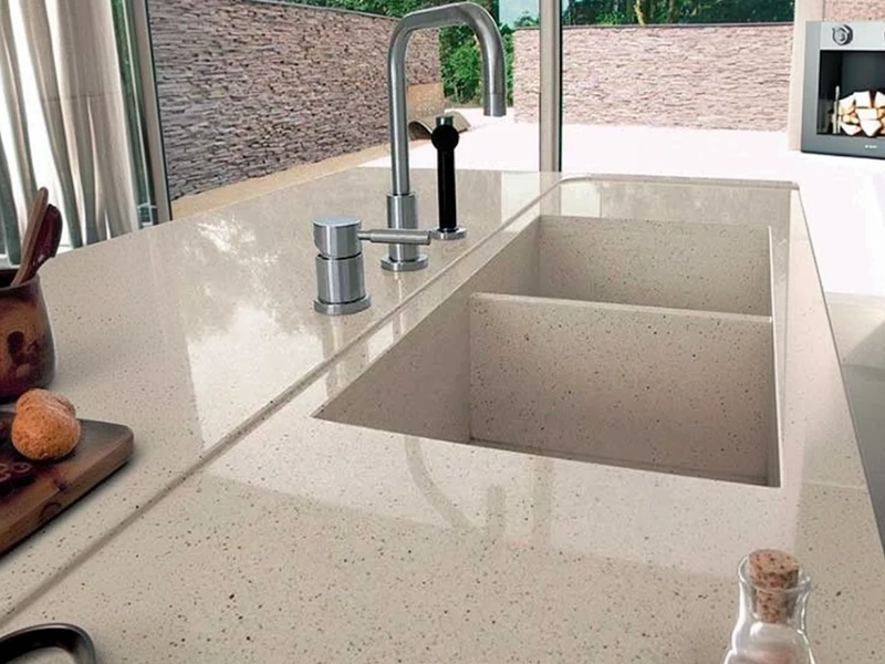 Текстура искусственного камня светло-бежевого цвета с мелкими вкраплениями для кухонной столешницы