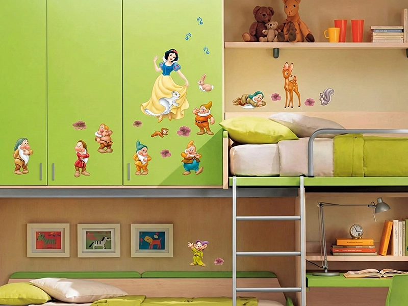 Интерьер детской комнаты с настольной лампой