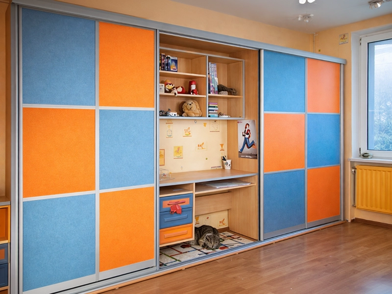 Белый шкаф с встроенной раскладной кроватью в интерьере светлой детской комнаты для нескольких детей