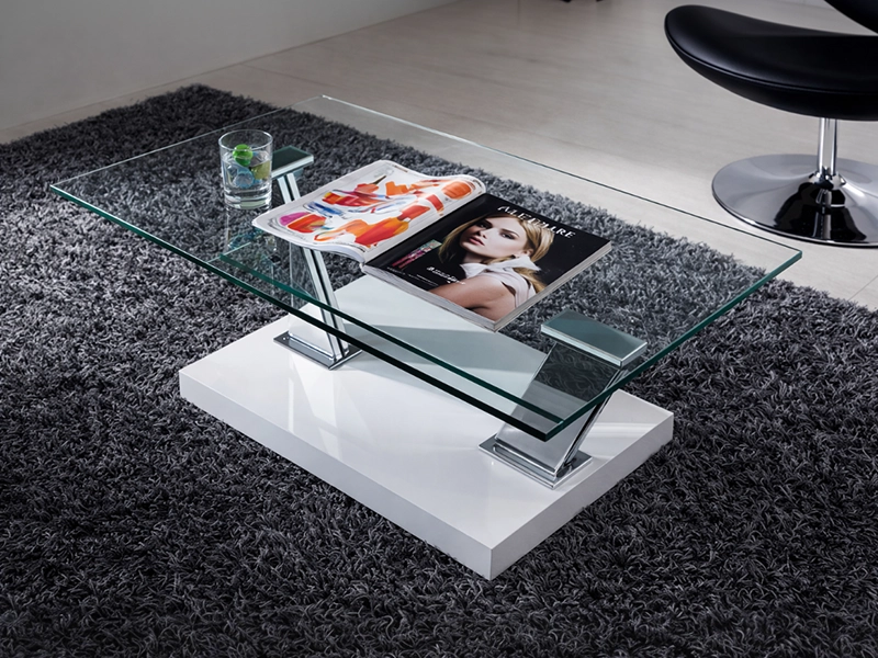 Низкий журнальный стол с черным глянцевым каркасом и прозрачным стеклом на светлом ковровом покрытии