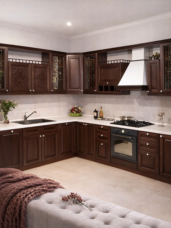 Классический кухонный гарнитур из темного дерева с филенчатыми фасадами, фурнитурой и светлой столешницей.