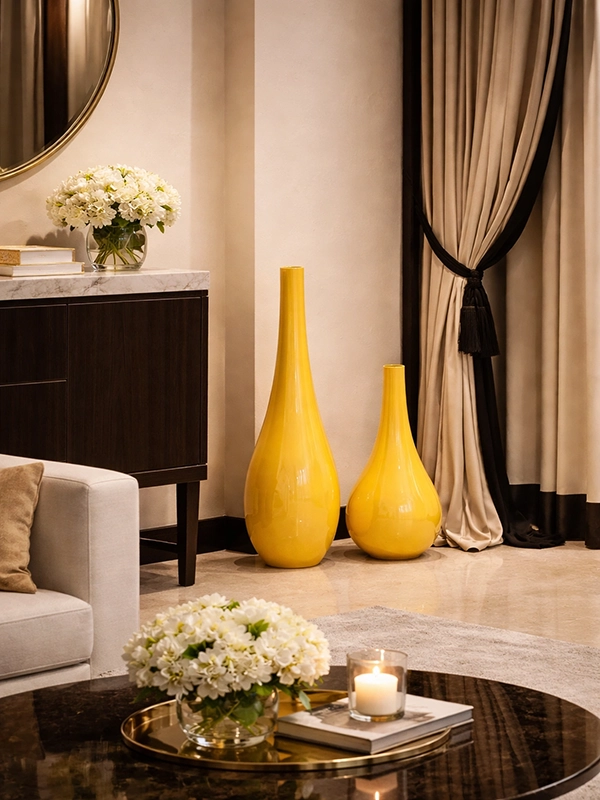 Интерьер гостиной с желтыми акцентами на стене