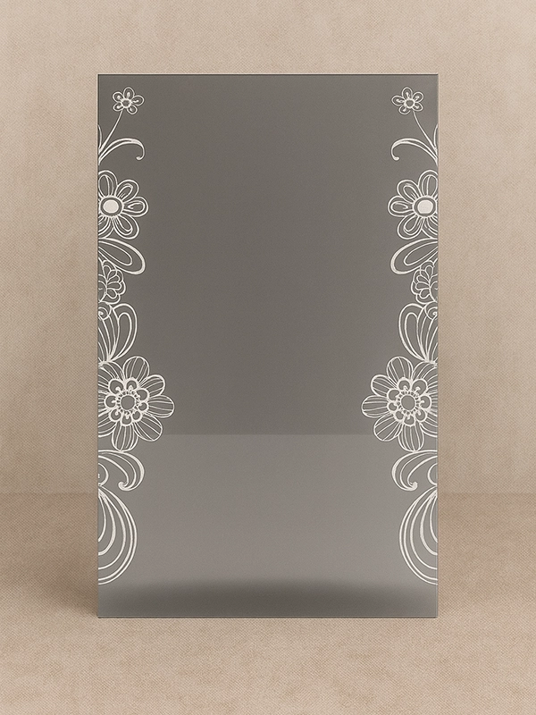 Стильное решение для стола в виде стеклянного полотна с узором вместо традиционной скатерти